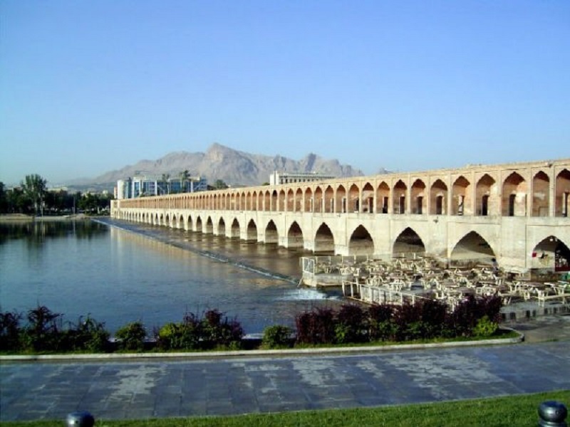 سی و سه پل اصفهان در روز