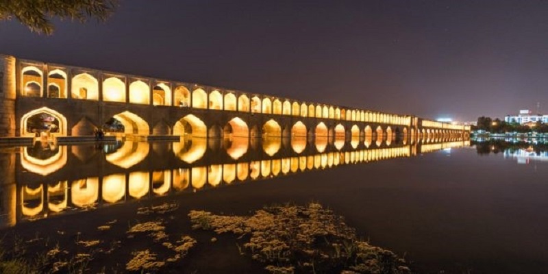 سی و سه پل اصفهان در شب